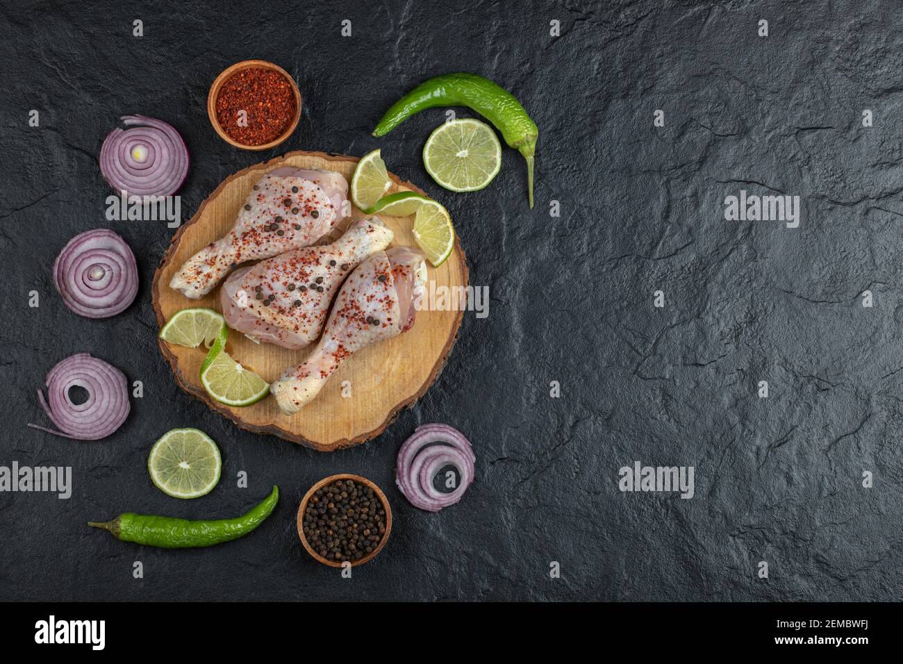Draufsicht auf Hähnchenschenkel mit Gemüse Stockfoto