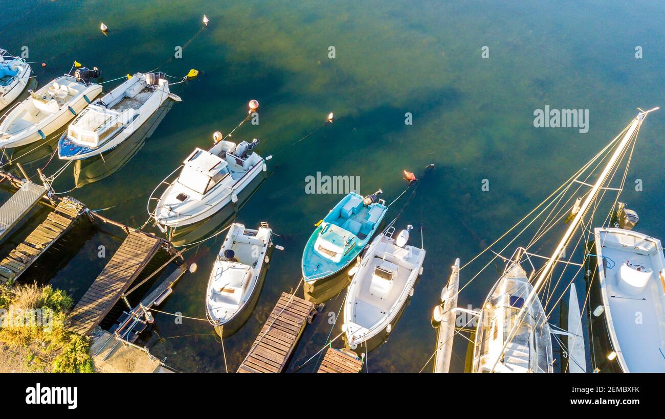 Luftaufnahme des Hafens von balaruc am Thau-Teich in Okzitanien, Frankreich Stockfoto