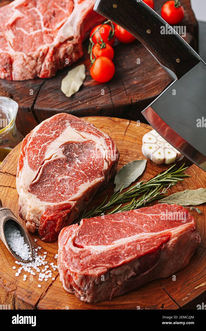 Frische rohe Prime Black Angus Beef Steaks. Verschiedene rohe Frische rohe Prime Black Angus Beef Steaks. Verschiedene rohe