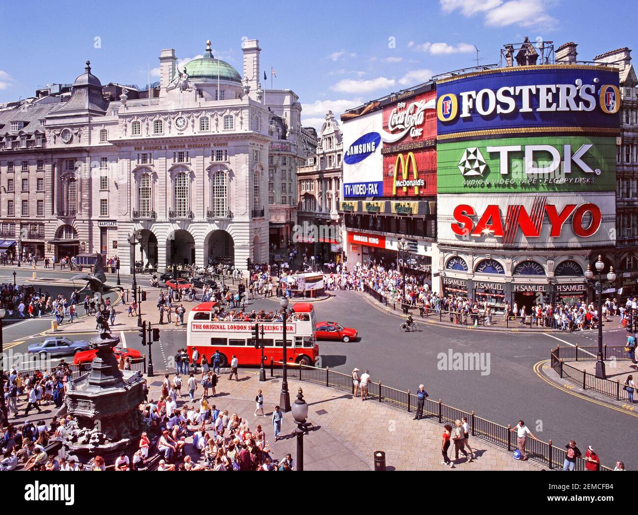 Das berühmte Londoner West End 1995 Tourismusarchiv mit Blick auf die Touristenmassen rund um die berühmte Eros-Statue Elektronische beleuchtete Werbetafeln mit Reisenden, die im Doppeldeckerbus mit offenem Oberdeck in der Piccadilly Circus Road Sightseeing machen Kreuzung eine geschäftige Straßenszene und Archive, wie wir in England in den 1990er Jahren waren Stockfoto