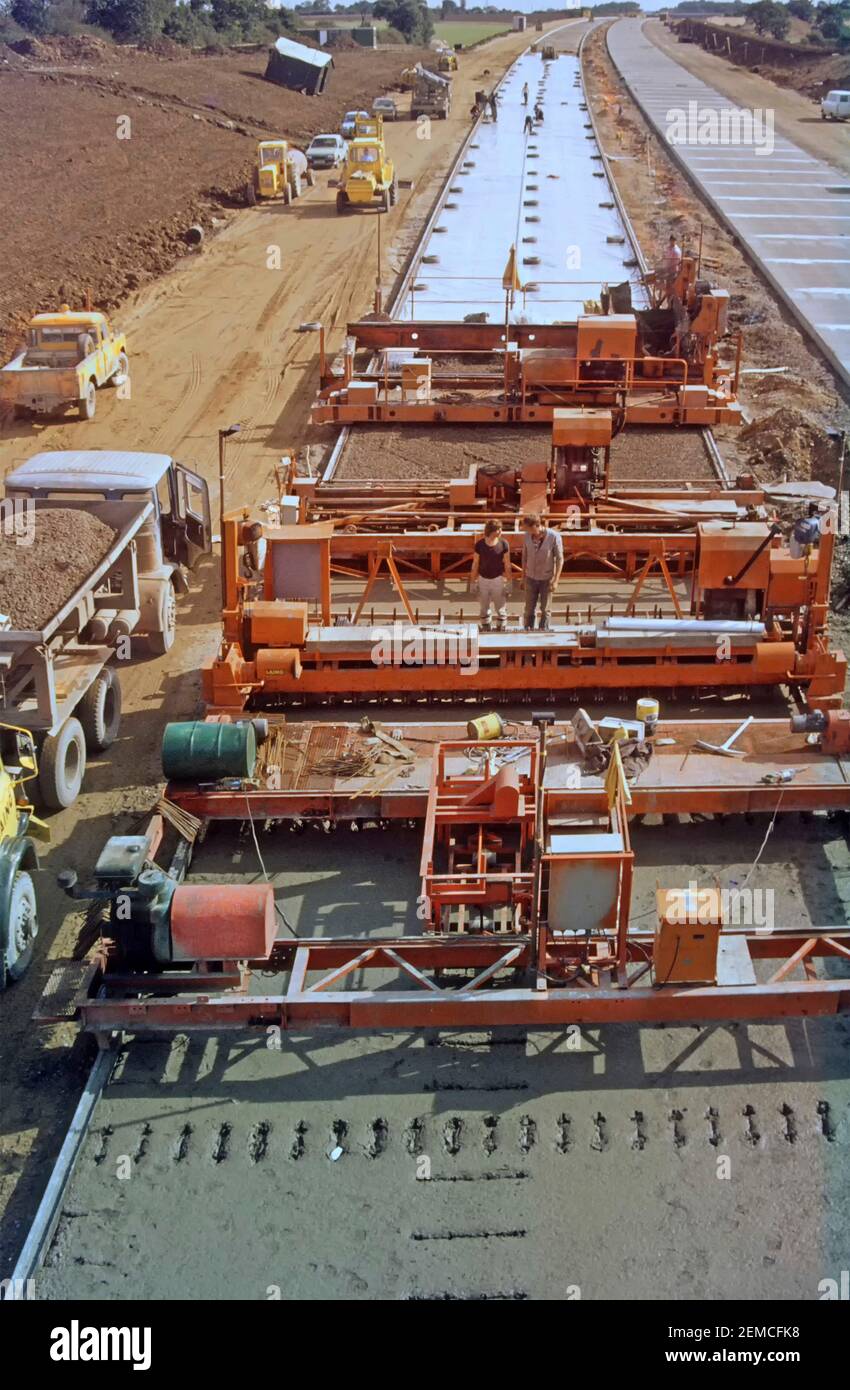 Archiv 1986 Luftaufnahme der Auftragnehmer Arbeiter auf Betonstraße Verlegemaschinen im Tiefbau Transportinfrastruktur Baustellengebäude Eine neue A12 Fernstraße Umgehung zweispurige Autobahn Autobahn Route Umgehung der Stadt Chelmsford mit Polythenmembran in Position In Essex England UK ein historisches Archivbild aus dem Jahr 1980s Hüte und Jacken mit hoher Sichtbarkeit Stockfoto