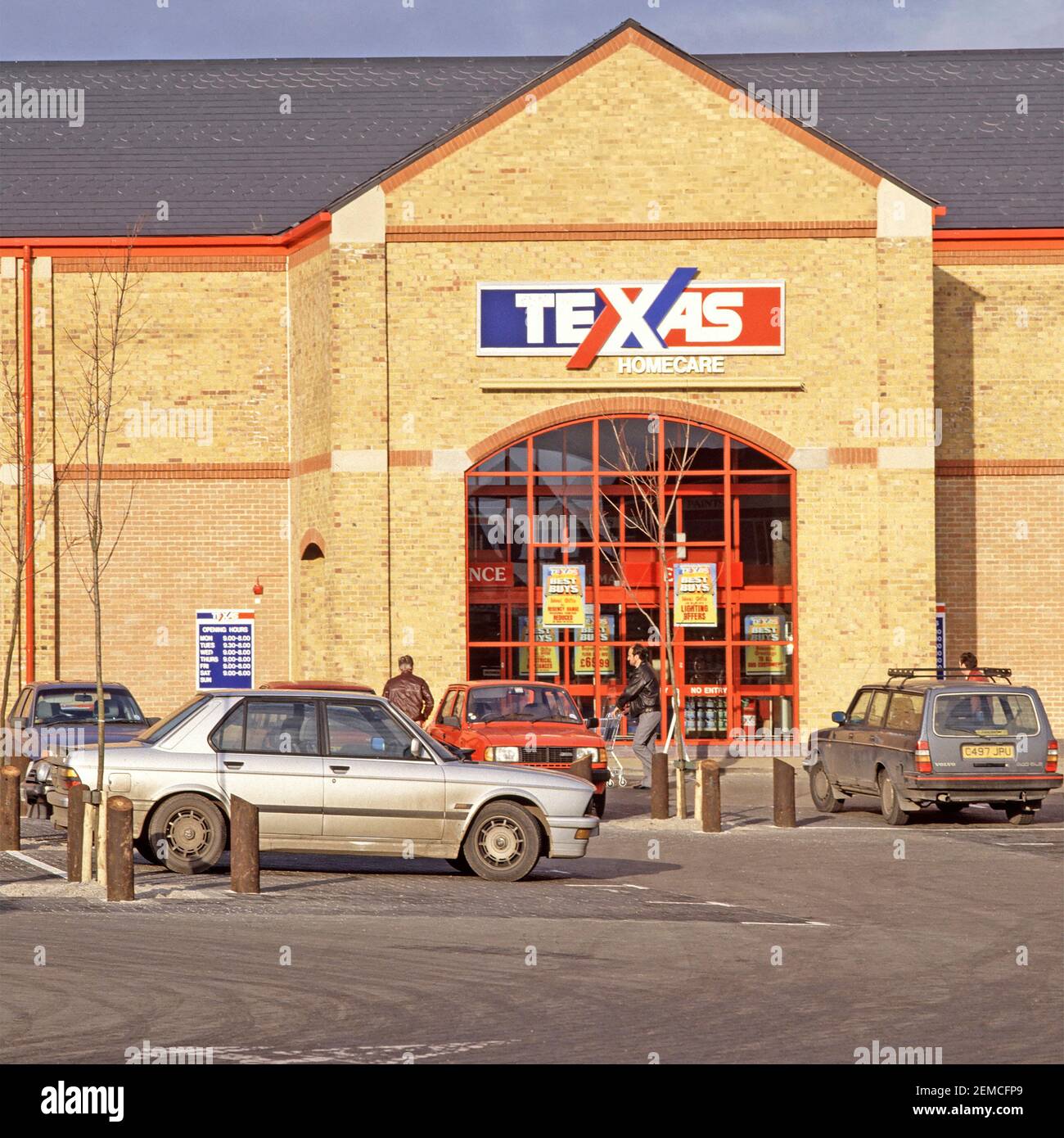 Archiv 1988 Außenansicht der Käufer in einem Teil der Kostenloser Parkplatz mit Logo-Markenschild für Chelmsford Zweigstelle in einem Backsteingebäude der Texas Homecare Einzelhandelsgeschäft, das eine nationale Kette von DIY Supermarkt betrieben Typ speichert diese in Essex England UK eine historische Archivbild der Art, wie wir in der 1980s waren Stockfoto