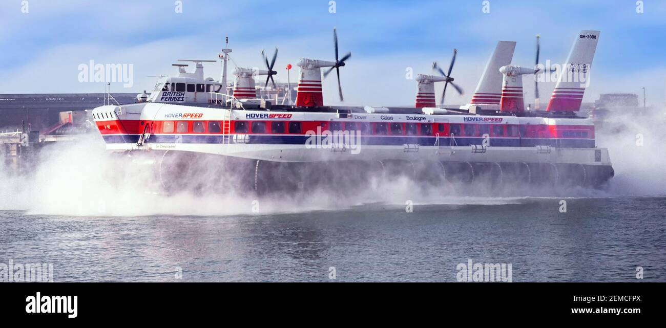 1990 historisches Archiv Nahaufnahme durch Wassersprühen HoverSpeed öffentlichen Verkehrsmitteln Personenverkehr mit Hovercraft für eine Reise In Sir Christopher abfahrenden Hafen von Dover Hafen ungefähr nach Fliegen Sie direkt über dem englischen Kanal Kent England UK an Archivbild über die Art und Weise, wie wir the1990s waren Stockfoto