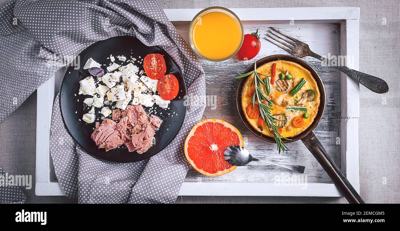 Reichhaltiges und kalorienreiches Frühstück für zwei Personen Stockfoto
