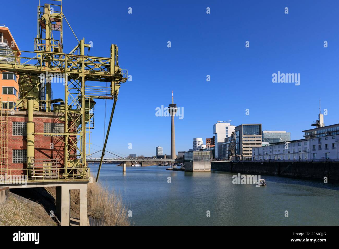 Medienhafen, beliebter reentwickelter Medienhafenbezirk mit Gehry-Gebäuden, Düsseldorf, Deutschland Stockfoto