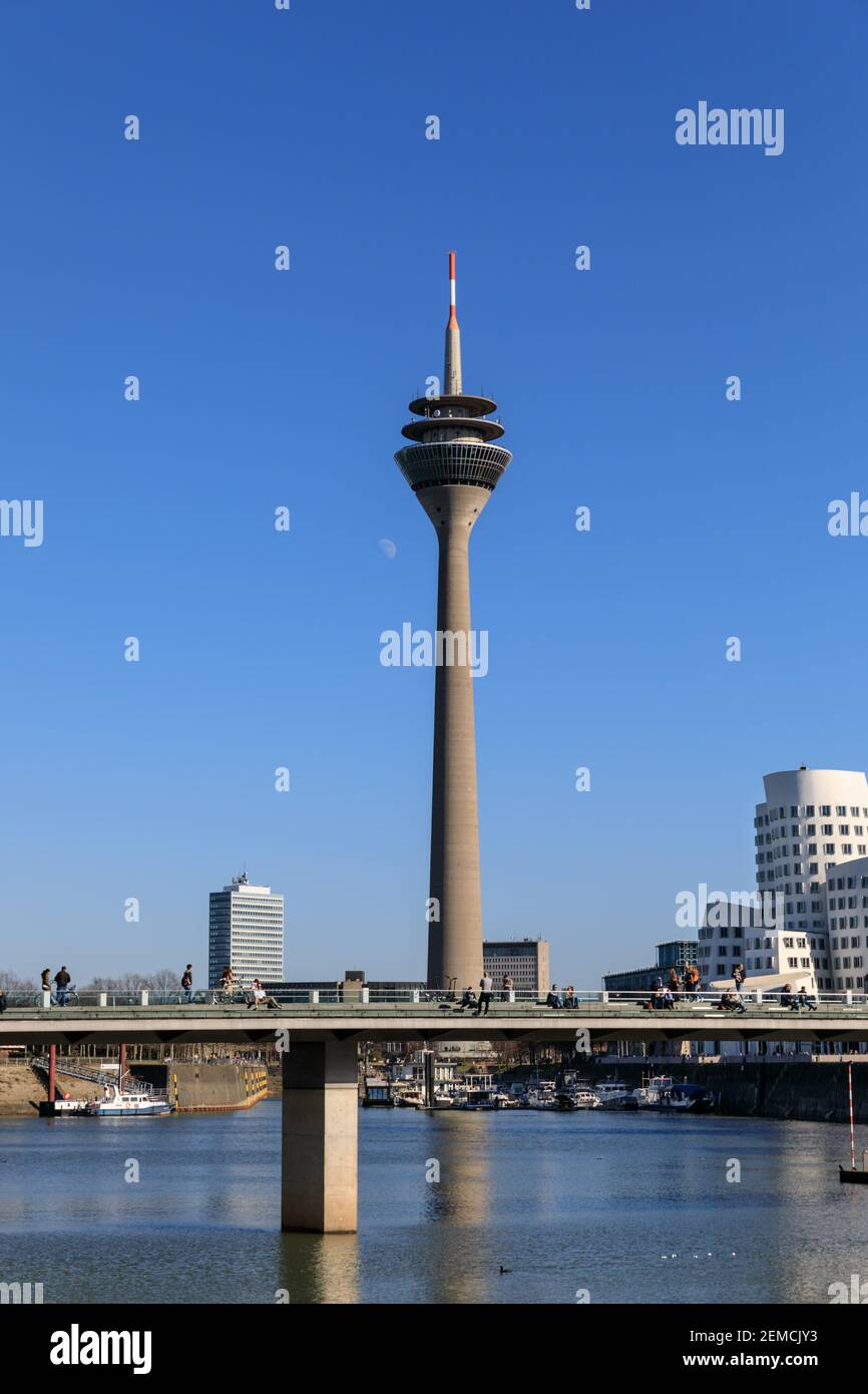 Rheinturm und Medienhafen Medienhafen mit Gehry-Gebäuden, Düsseldorf, Deutschland Stockfoto