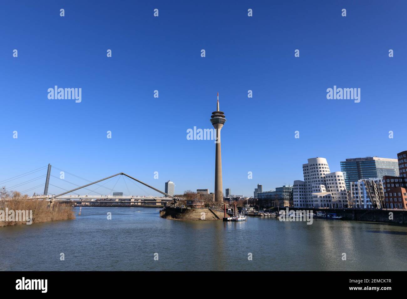 Rheinturm und Medienhafen Medienhafen mit Gehry-Gebäuden, Düsseldorf, Deutschland Stockfoto