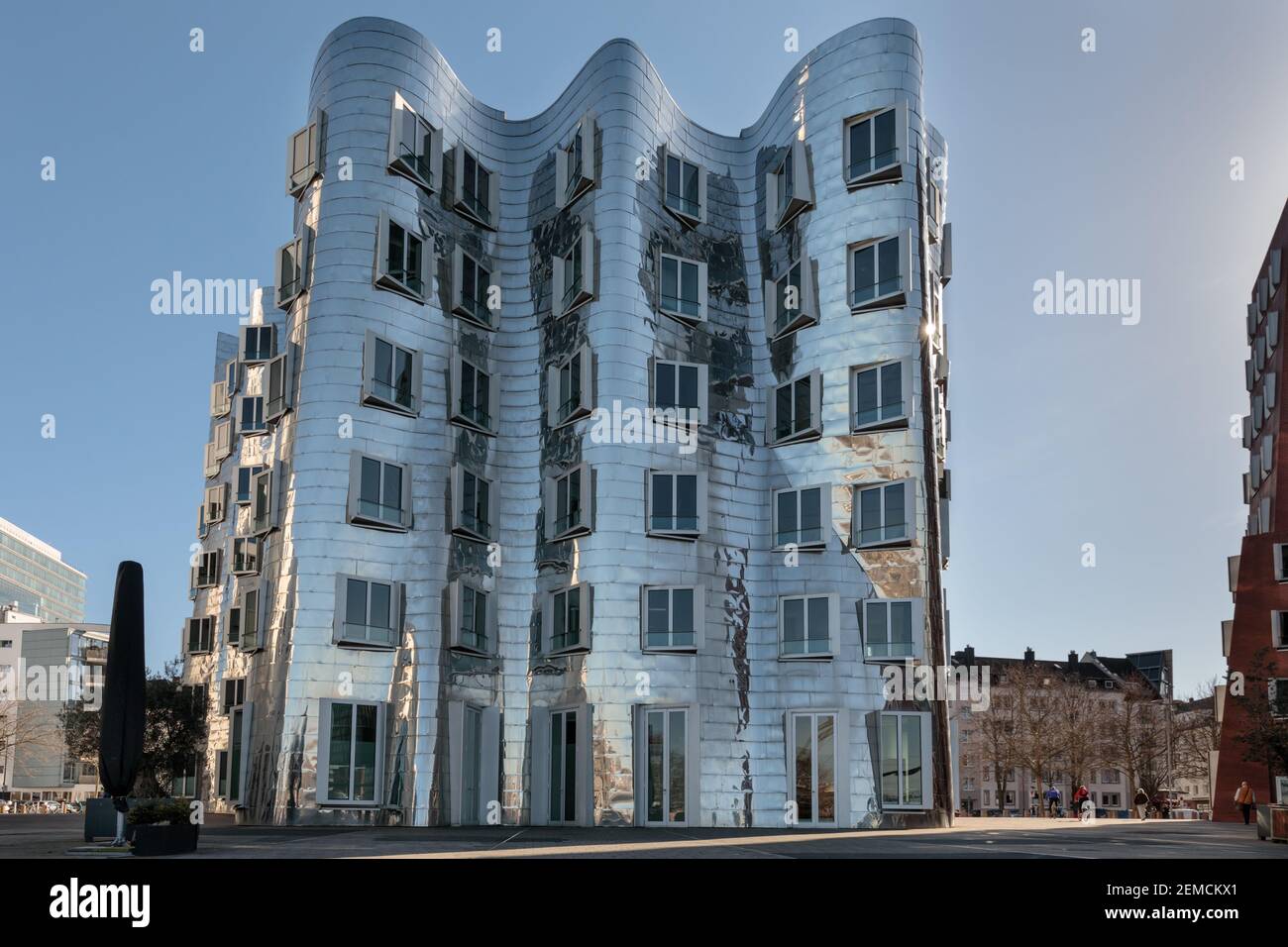 Neuer Zollhof oder der Neue Zollhof, Edelstahlverkleidetes Gebäude des Architekten Frank O. Gehry, Düsseldorf MedienHafen, Düsseldorf, Stockfoto