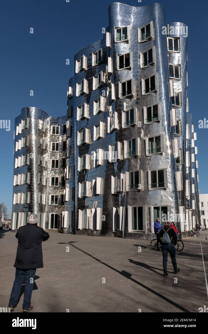 Neuer Zollhof oder der Neue Zollhof, Edelstahlverkleidetes Gebäude des Architekten Frank O. Gehry, Düsseldorf MedienHafen, Düsseldorf, Stockfoto