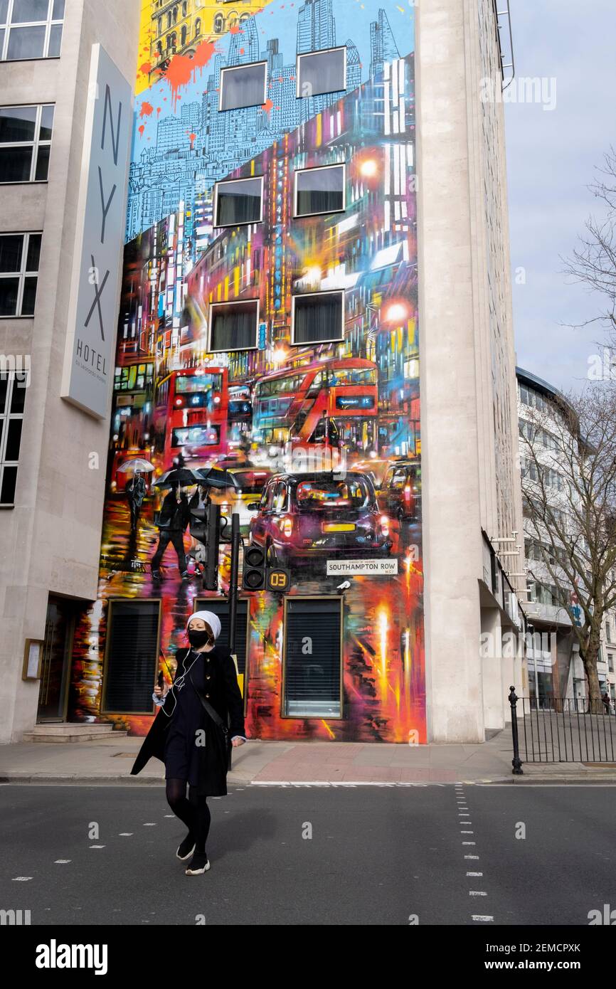 Das Wandgemälde, das London im Regen zeigt, an der Außenseite des NYX Hotels in Holborn, das im Mai 2021, am 24th. Februar 2021, in London, England, eröffnet wird. Stockfoto
