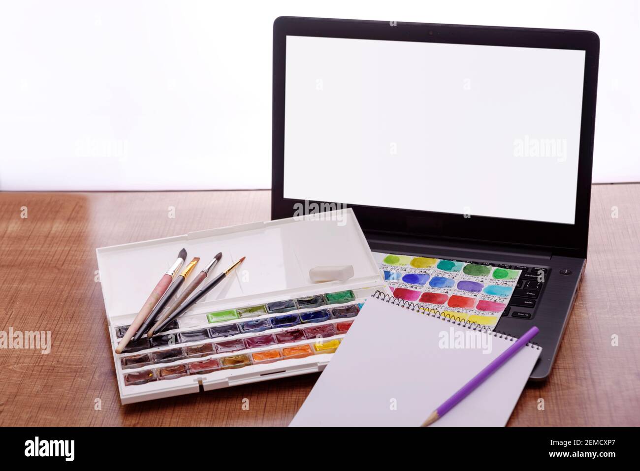 Online Unterricht auf einem Laptop zu zeichnen funktioniert auf einem Computer. Online-Bildungskonzept. Stockfoto
