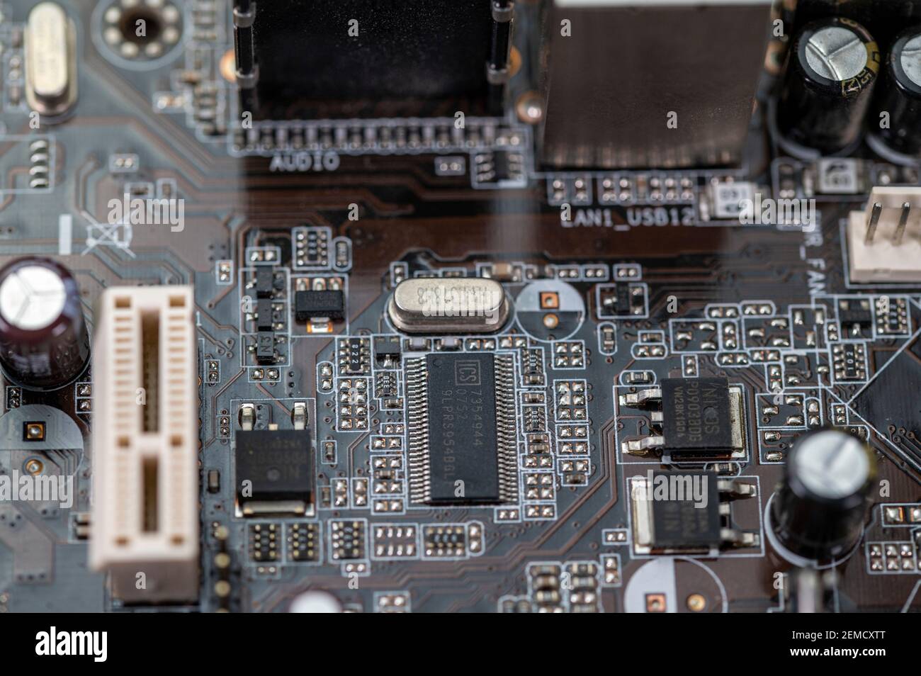 Detail eines Mainboards mit Anschlüssen und Kühlkörpern eines Fest installierter Computer Stockfoto