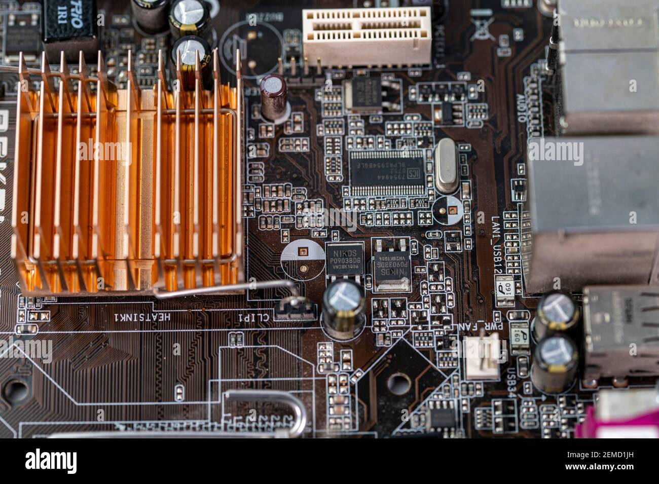 Detail eines Mainboards mit Anschlüssen und Kühlkörpern eines Fest installierter Computer Stockfoto