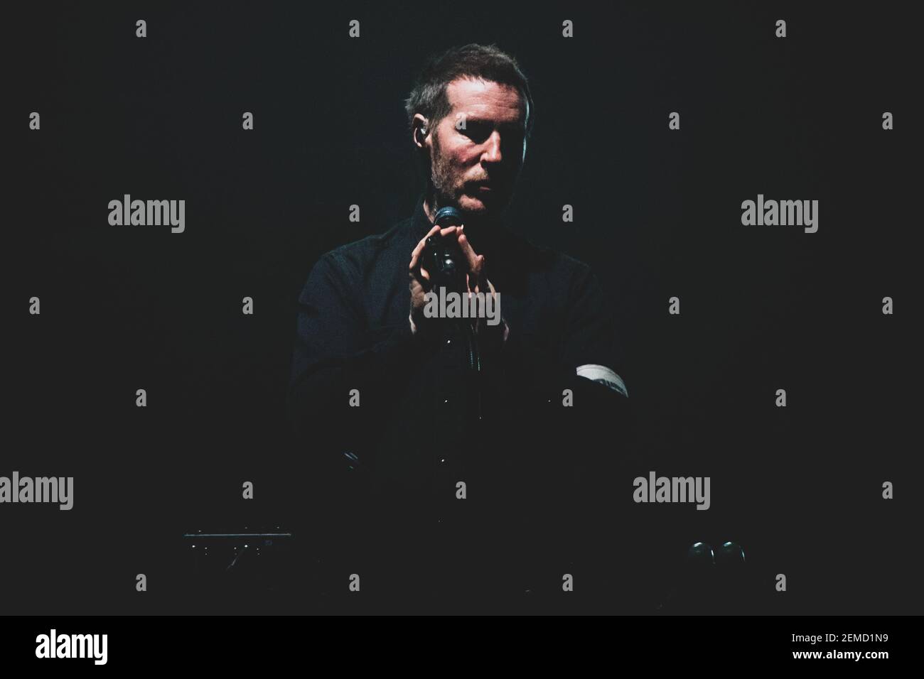 (2/6/2019) Robert '3D' Del Naja, von der britischen Trip-Hop-Gruppe Massive Attack live auf der Bühne in Mailand, im Forum von Assago, für die 'Mezzanine'-Tour 2019 (Foto: Alessandro Bosio/Pacific Press/Sipa USA) Stockfoto