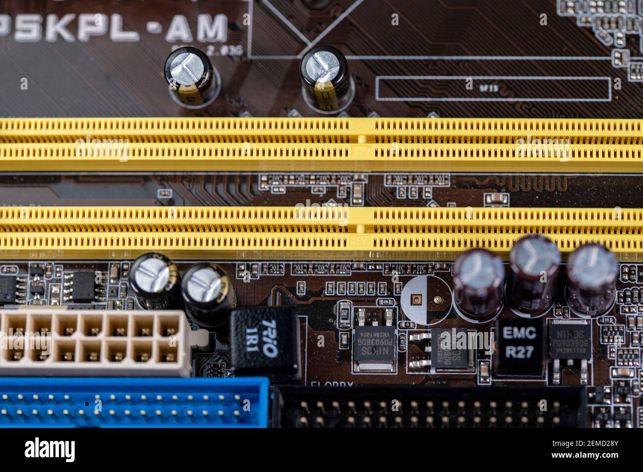 Detail eines Mainboards mit Anschlüssen und Kühlkörpern eines Fest installierter Computer Stockfoto