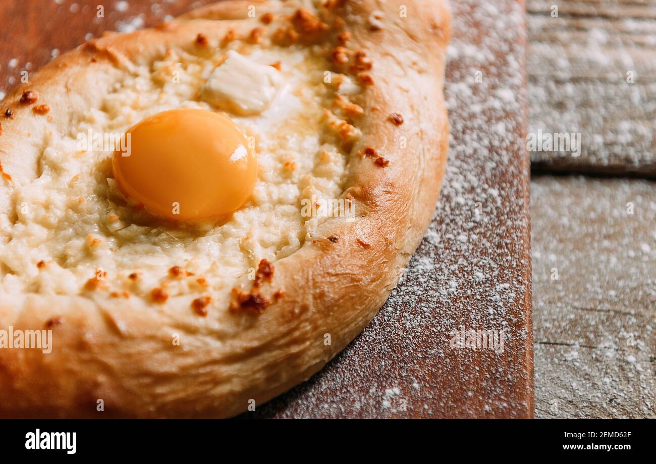 Khachapuri in Adscharian mit Adyghe Käse, Käse und Dotter. Traditionelle kaukasische Küche Stockfoto