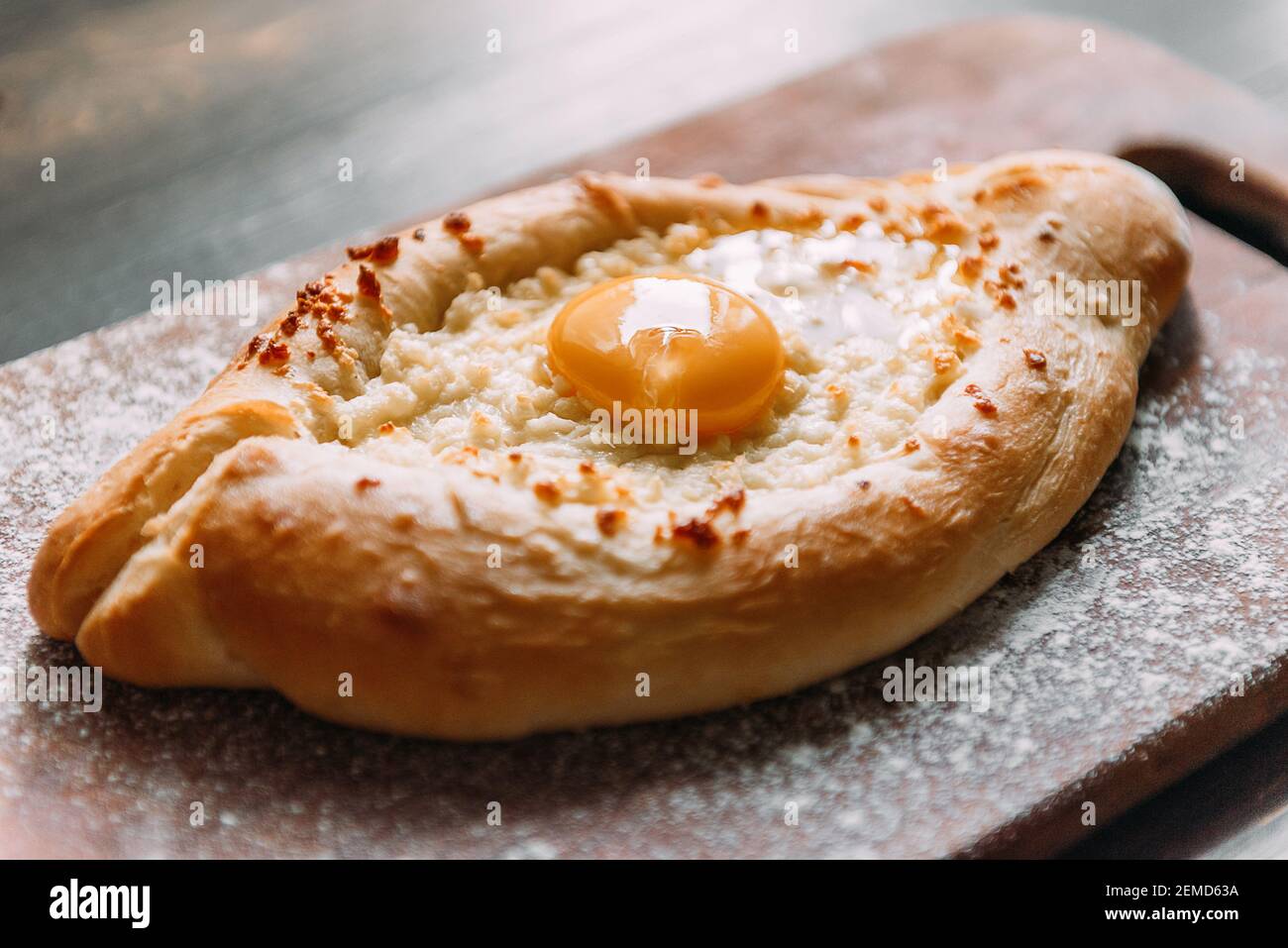Khachapuri in Adscharian mit Adyghe Käse, Käse und Dotter. Traditionelle kaukasische Küche Stockfoto