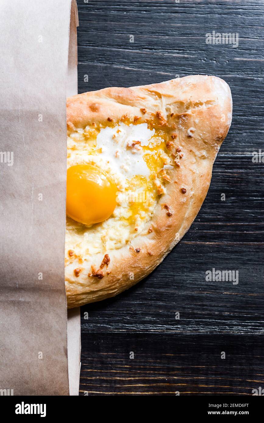 Khachapuri in Adscharian mit Adyghe Käse, Käse und Dotter. Traditionelle kaukasische Küche Stockfoto