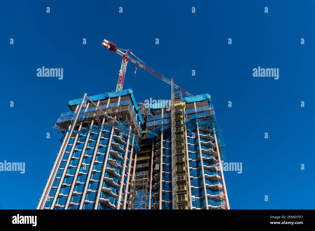 Madrid, Spanien - 14. Februar 2021: Low-Angle-Ansicht der Colon Towers in Renovierung. Fast Zero Energy Building Konzept Stockfoto