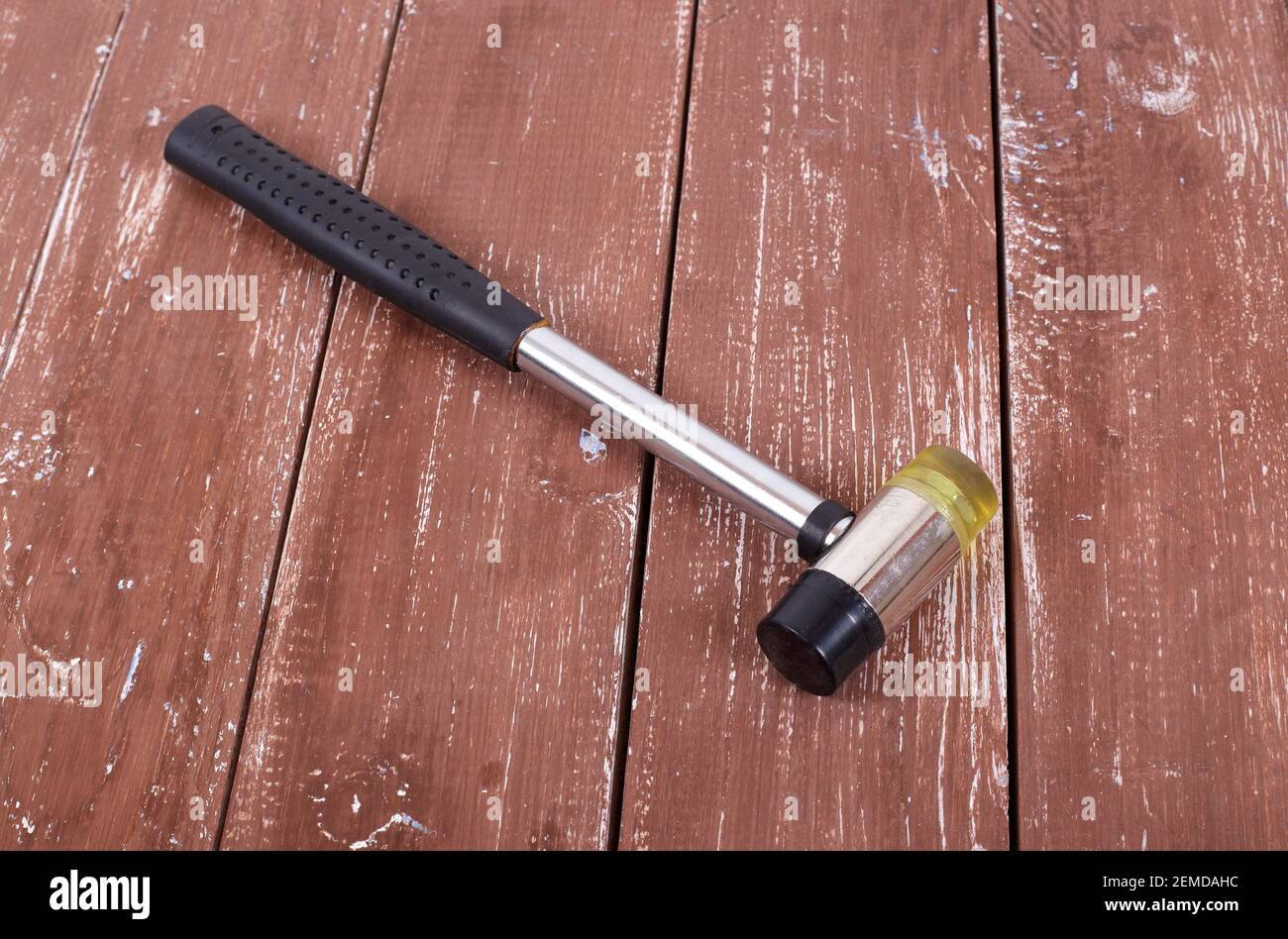Gitarren Reparaturwerkzeuge - Fret Hammer auf einem Holzhintergrund. Stockfoto