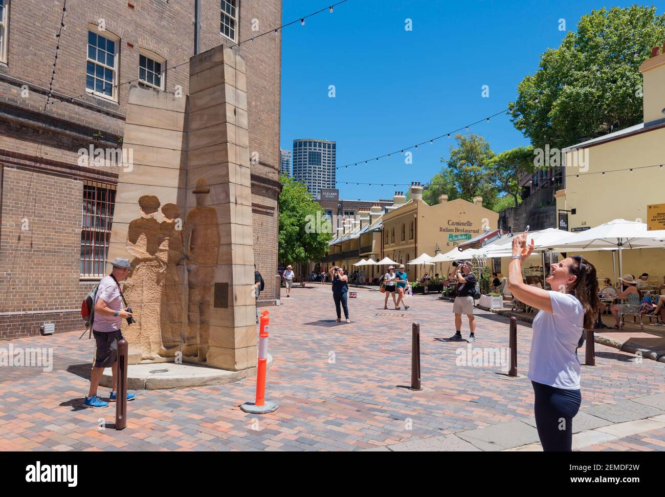 Eine Gruppe von Menschen umkreist und fotografiert die Skulptur „First Impressions“ auf der Playfair Street im historischen Rocks-Viertel in Sydney, Australien Stockfoto