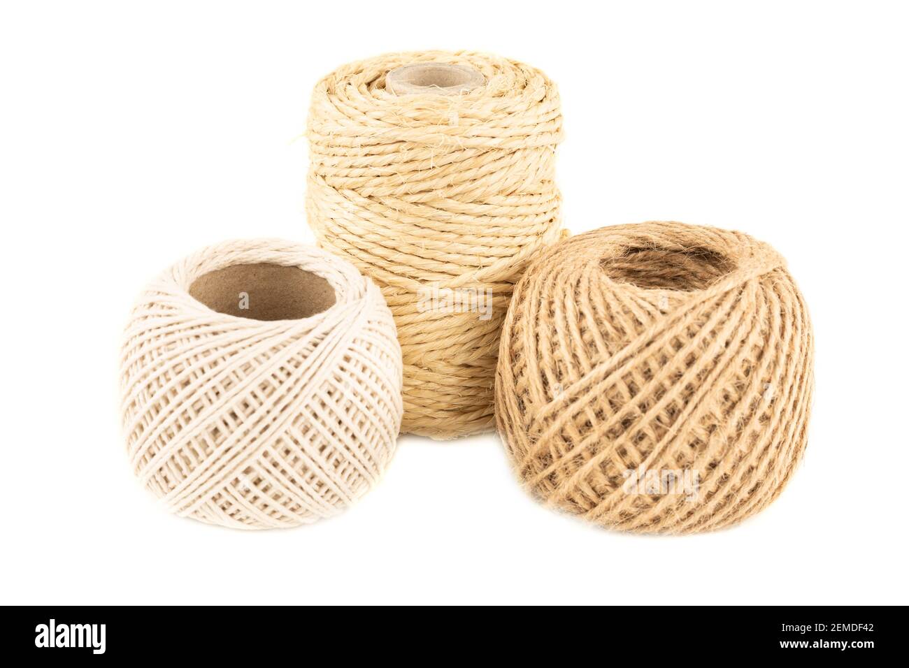 Leinen, Hanf und Baumwollseil Rollen isoliert auf weißem Hintergrund. Stockfoto
