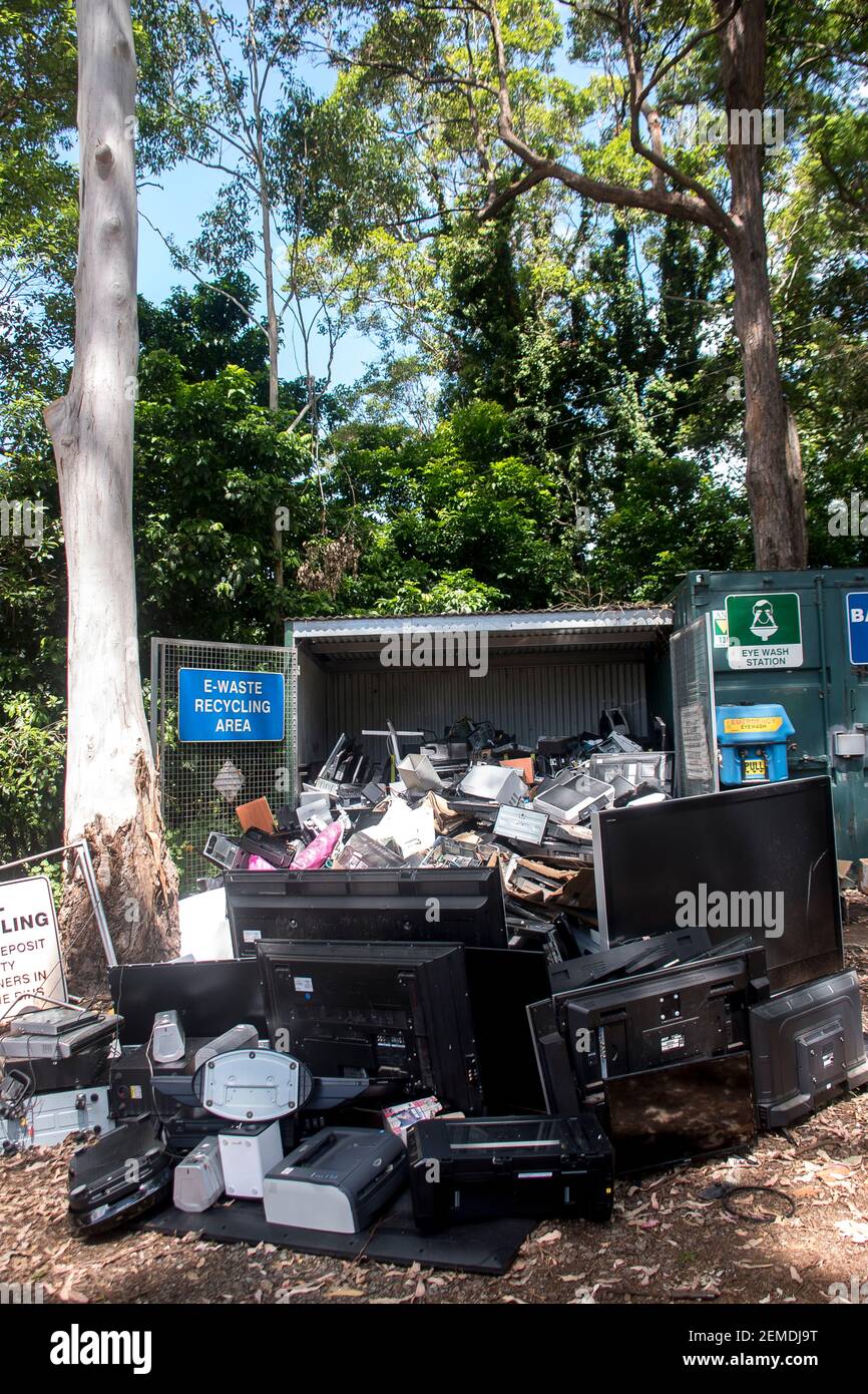 E-Abfallsammlung im ländlichen australischen Recycling-Zentrum. Alte Computer, Bildschirme und verschiedene Elektronikschrott. Stockfoto