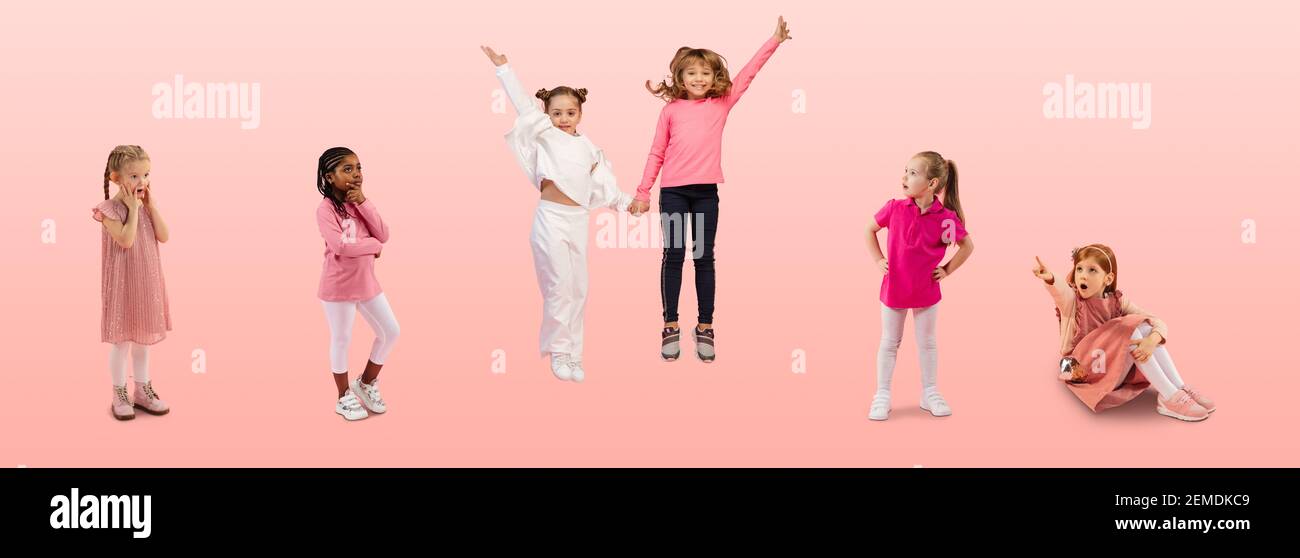Feiertage. Gruppe von Grundschulkindern oder Schülern springen in bunten Freizeitkleidung auf rosa Studio Hintergrund. Kreative Collage. Zurück zur Schule, Bildung, Kinderkonzept. Fröhliche Mädchen. Stockfoto