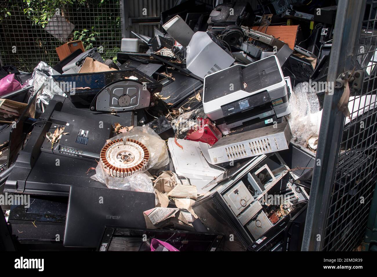 E-Abfallsammlung im ländlichen australischen Recycling-Zentrum. Alte Computer, Bildschirme und verschiedene Elektronikschrott. Stockfoto