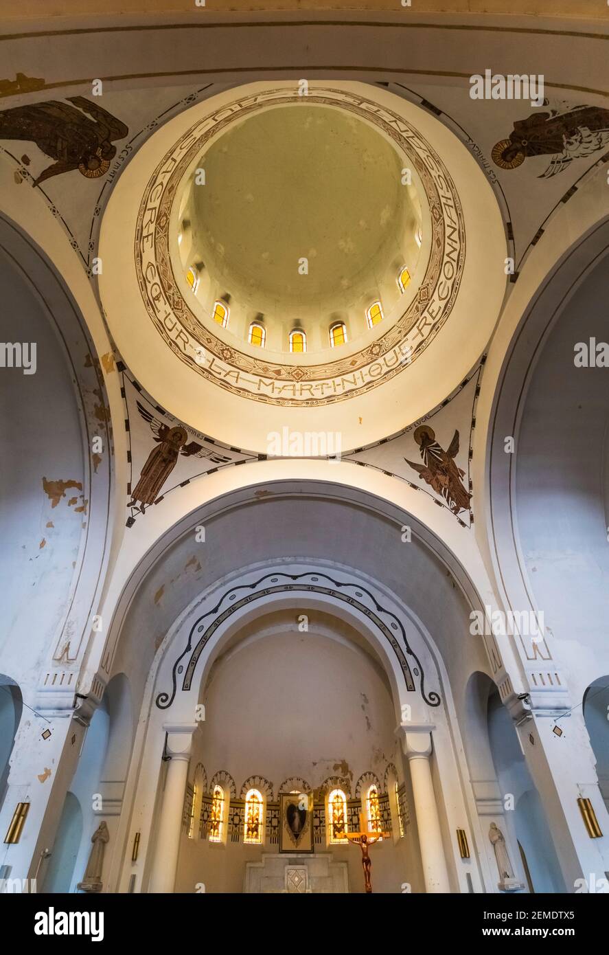 Innenansicht des Altars und der Decke des Heiligtums Der Sare Coeur de Balata in Forte-de-France auf Martinique Zeigt die Wandmalereien und die Kuppel Stockfoto