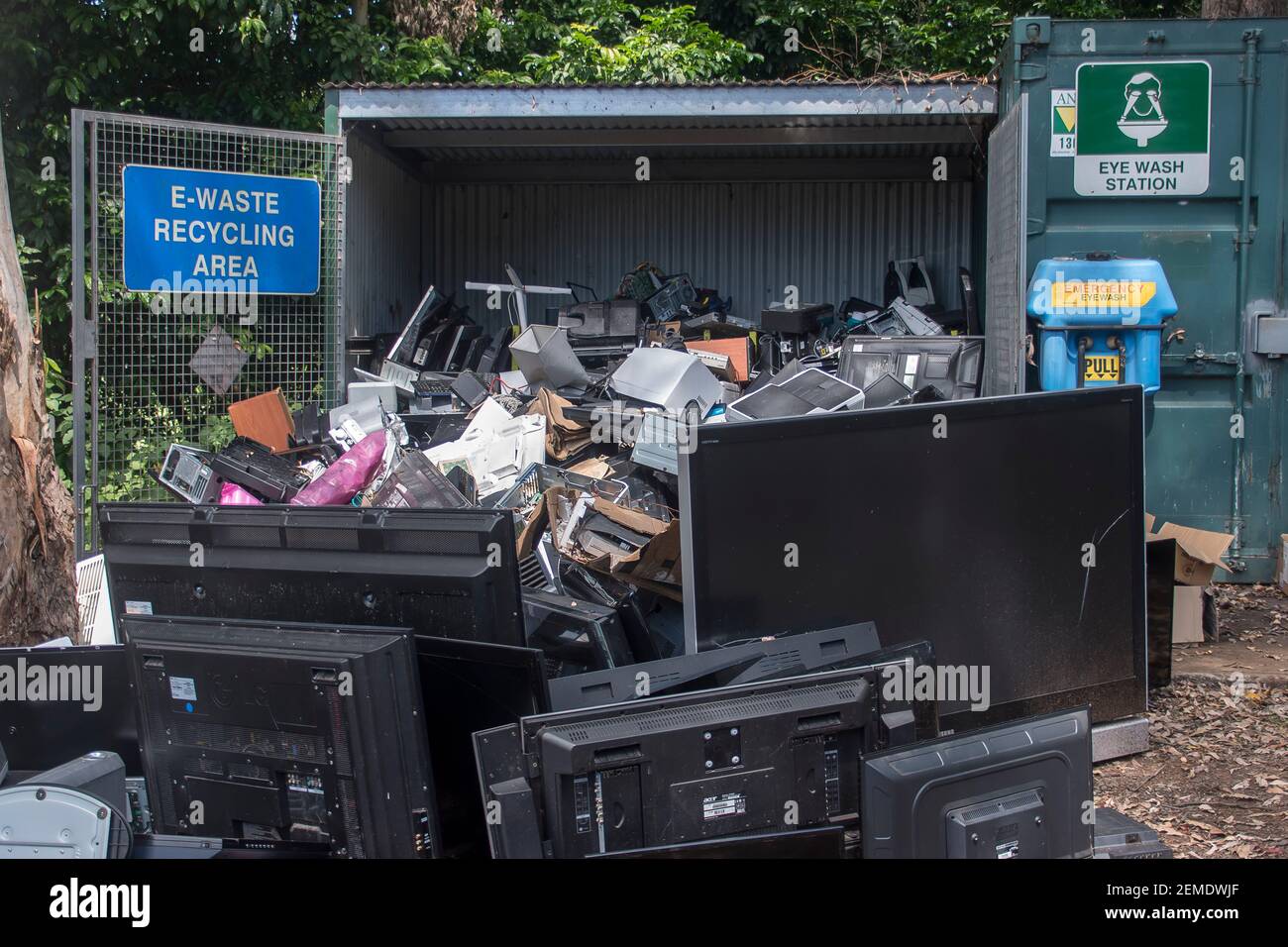 E-Abfallsammlung im ländlichen australischen Recycling-Zentrum. Alte Computer, Bildschirme und verschiedene Elektronikschrott. Stockfoto