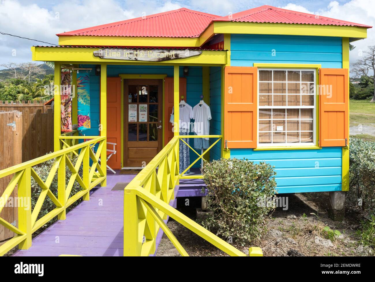 Bunt bemalte Holzhütte, die als Geschäft auf der Insel Nevis in der Karibik in hellem Sonnenlicht geöffnet wurde, keine Menschen Stockfoto