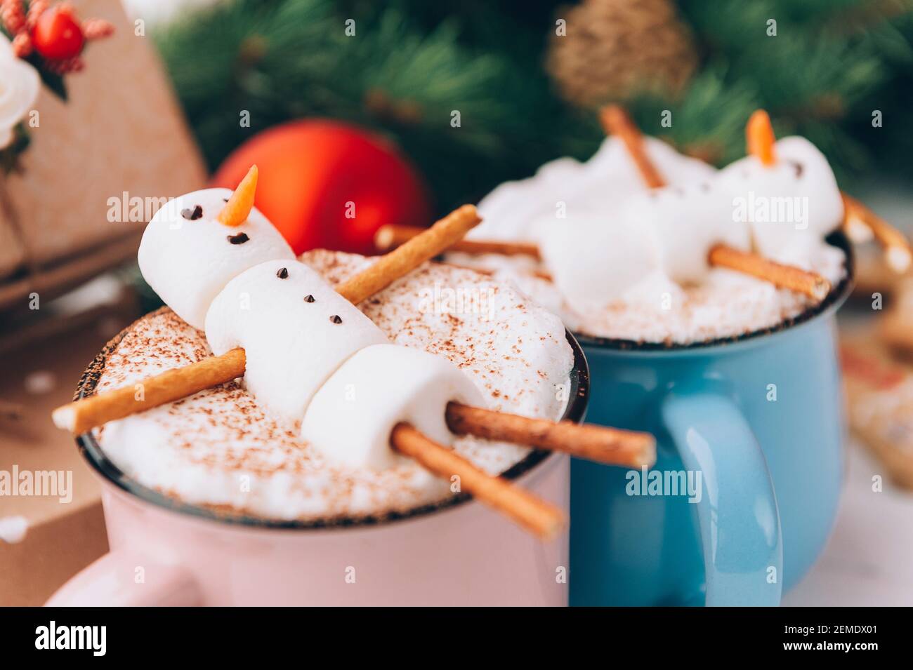 Tassen mit heißer Schokolade, in denen die Männer vom Marshmallow entspannen. Konzept eines Paares Stockfoto