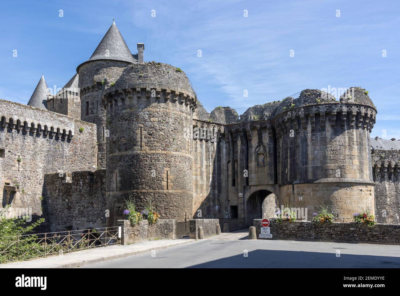 Die Porte Notre Dame des Schlosses Fougeres in der Bretagne, Frankreich zeigt die großen Bastionen und Türme in Sonnenschein mit einem blauen Himmel, keine Menschen Stockfoto