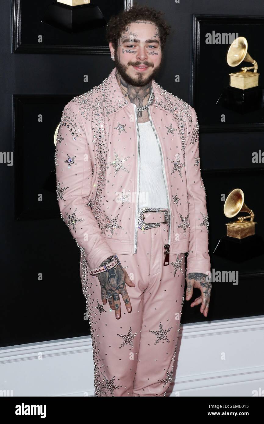LOS ANGELES CA USA FEBRUAR 10 Rapper Post Malone tragt einen pinken Ashton Michael Anzug von Catherine Hahn besetzt von Star Studded einem Tom Ford Tank Scott Wayne Stiefel einem BB