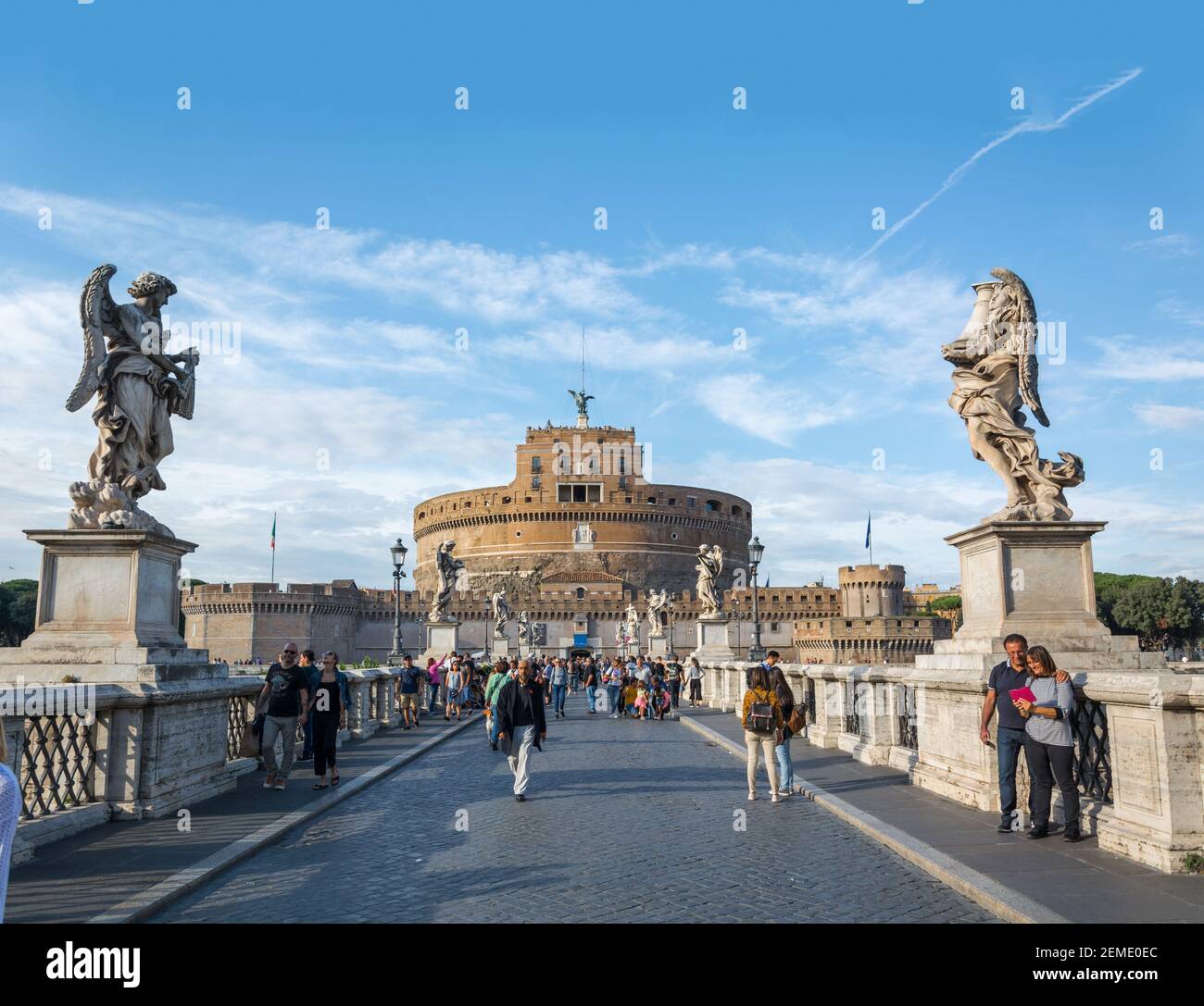 Rom, Italien - 04. Okt 2018: Touristen, die entlang der Brücke des Heiligen Engels gehen, die zum Schloss des Heiligen Engels in Rom führt Stockfoto