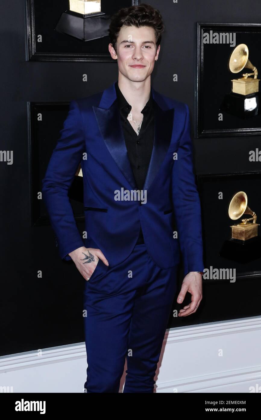 LOS ANGELES, CA, USA - FEBRUAR 10: Sänger Shawn Mendes mit Paul Smith Anzug  und Givenchy Schuhen kommt bei den jährlichen GRAMMY Awards 61st an, die am  10. Februar 2019 im Staples