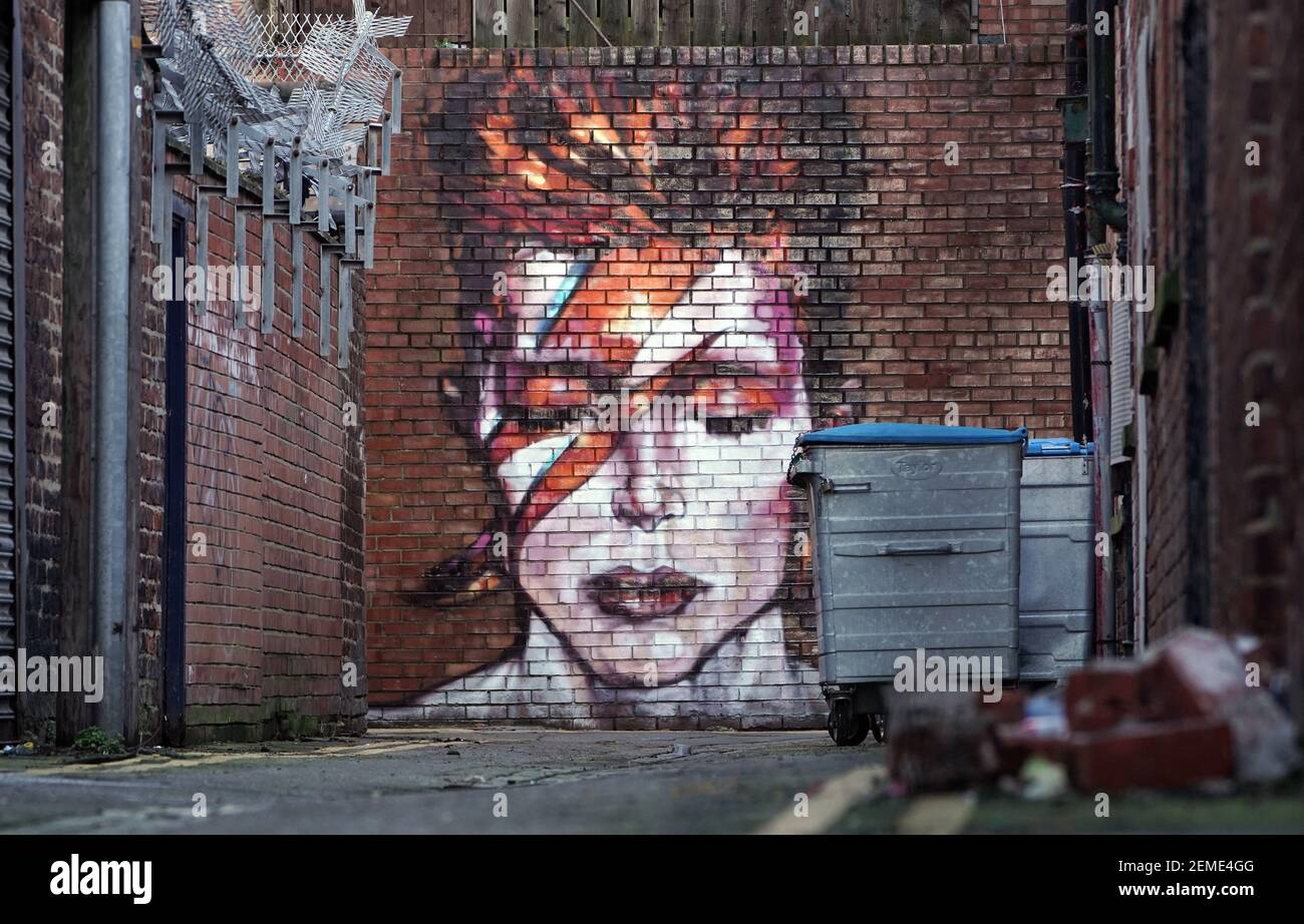 Graffiti-Kunstwerk hinter Whitby Street, Hartlepool, im August 2020, von David Bowie in seiner Gestalt von Aladdin Sane. Das Kunstwerk wurde von Michelle Gate, Inhaberin der Indie Bar, Idols, in Hartlepool, beauftragt, eine "Bierallee" zu schaffen, nachdem ihr Geschäft unter den Einschränkungen des Coronavirus litt und die Geselligkeit im Freien gefördert wurde. Bilddatum: Donnerstag, 25. Februar 2021. Stockfoto