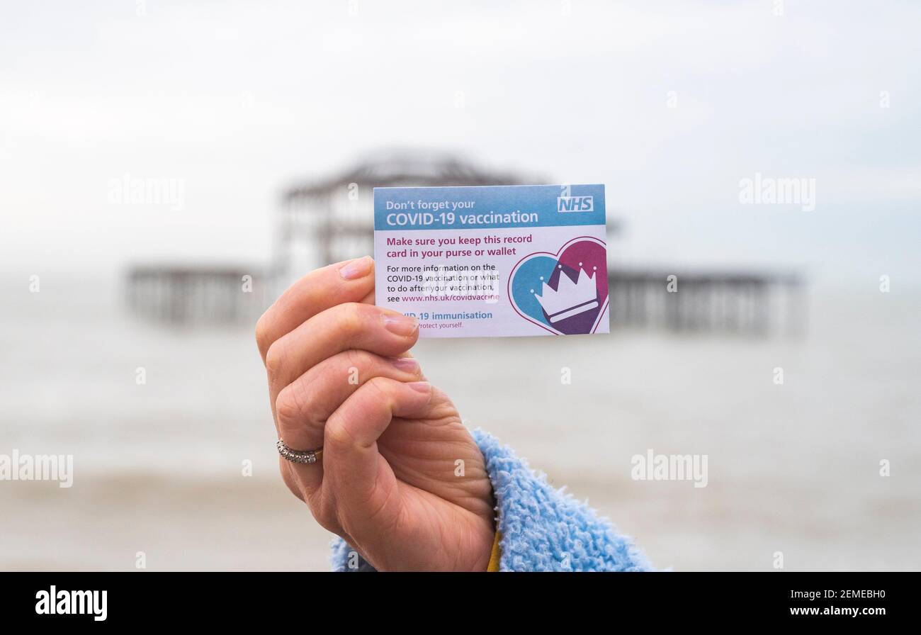 Brighton UK 25th February 2021 - Jennie Dack freut sich, nachdem sie heute Morgen in Brighton ihre NHS COVID-19 Coronavirus-Impfung gegen Astra Zeneca erhalten hat : Credit Simon Dack / Alamy Live News Stockfoto