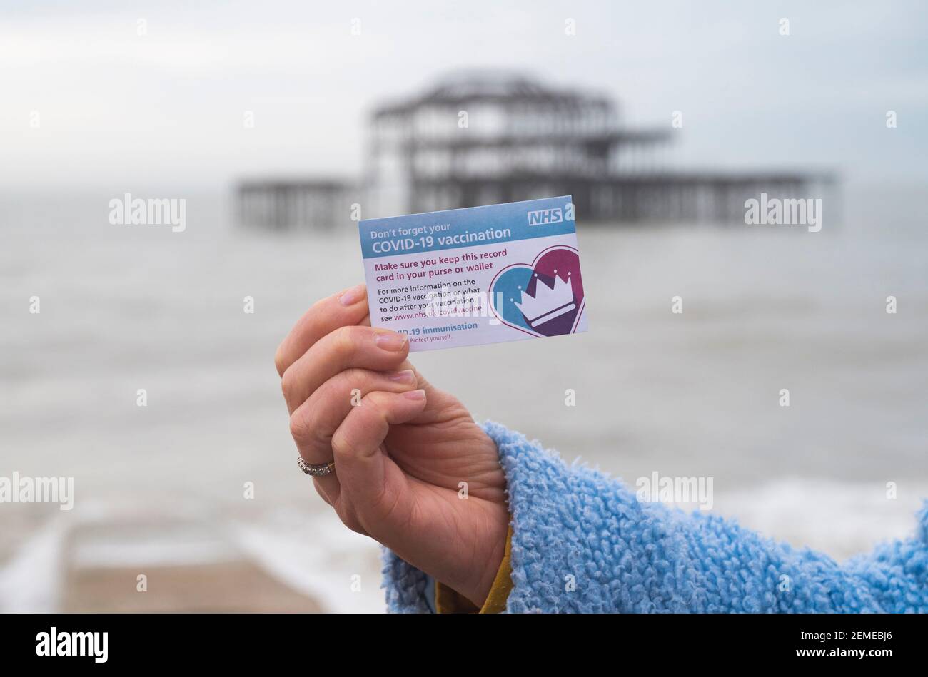 Brighton UK 25th February 2021 - Jennie Dack freut sich, nachdem sie heute Morgen in Brighton ihre NHS COVID-19 Coronavirus-Impfung gegen Astra Zeneca erhalten hat : Credit Simon Dack / Alamy Live News Stockfoto