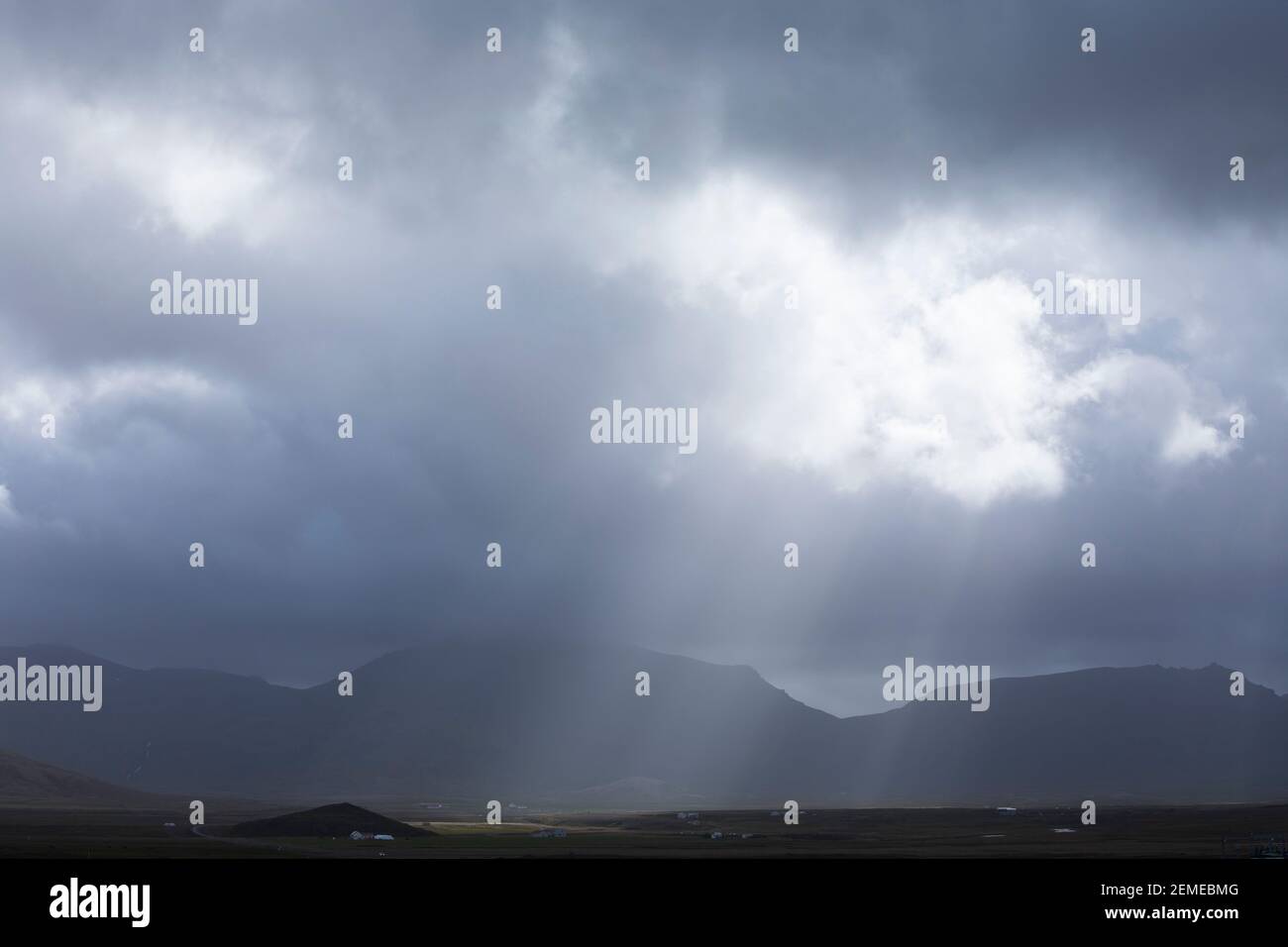 Sonnenstrahlen durchbrechen den Wolkenhimmel, Sonne, Wolken, Himmel, Sonnenstrahl, Sonnenstrahlen, Sonnenstrahlen, Sonnenstrahlen, Wolkenhimmel, Himmel, Isl Stockfoto