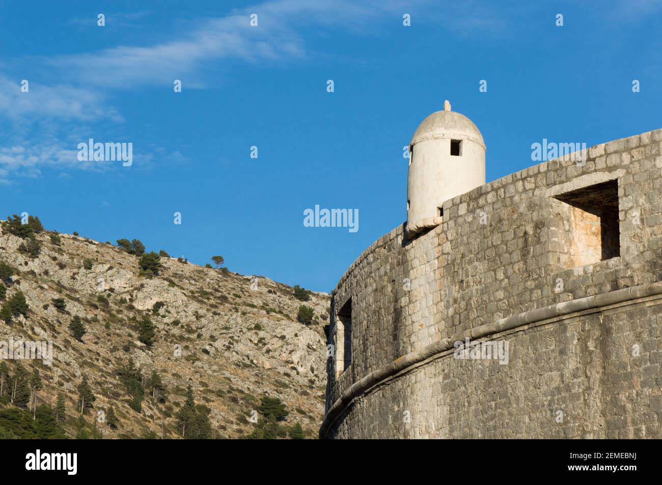 Dubrovnik, Detail der defensiven Steinmauern, die Altstadt umgeben, vom Minceta-Turm, mit Blick auf den Hügel SRD Stockfoto