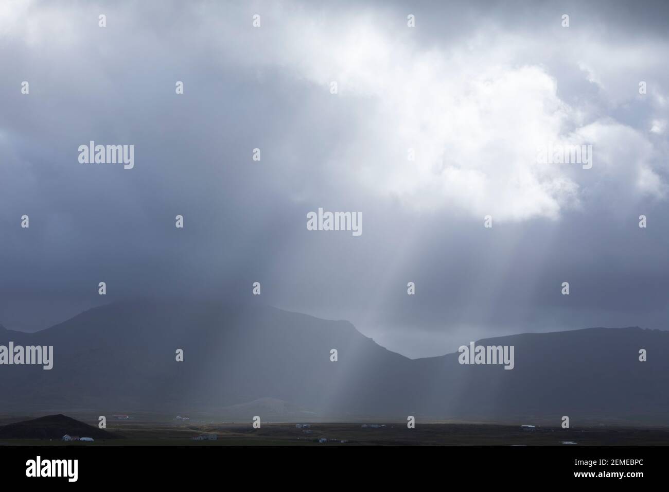 Sonnenstrahlen durchbrechen den Wolkenhimmel, Sonne, Wolken, Himmel, Sonnenstrahl, Sonnenstrahlen, Sonnenstrahlen, Sonnenstrahlen, Wolkenhimmel, Himmel, Isl Stockfoto