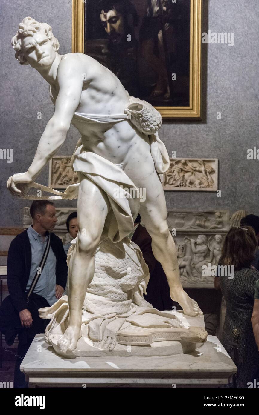 Rom, Italien - 05. Okt 2018: Touristen bewundern die Skulptur Lorenzo Bernini in der Galerie Borghese, Rom Stockfoto