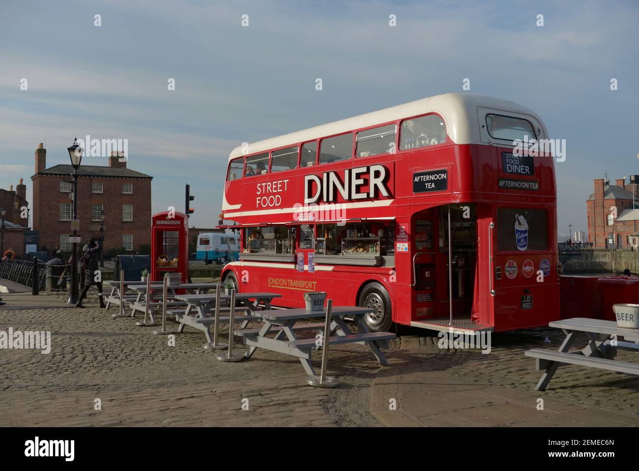 Liverpool, Vereinigtes Königreich, 2nd. Februar 2020: Frühling Sonnenschein leuchtet der große rote Doppeldecker Street Food Diner Bus gefunden am albert Dock. Stockfoto