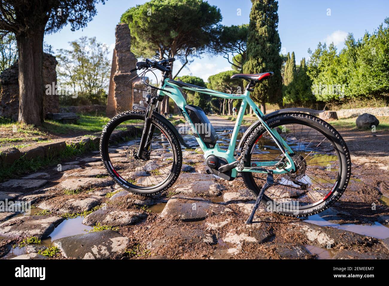 Ein elektrisches Mountainbike auf Kopfsteinpflaster Stockfoto