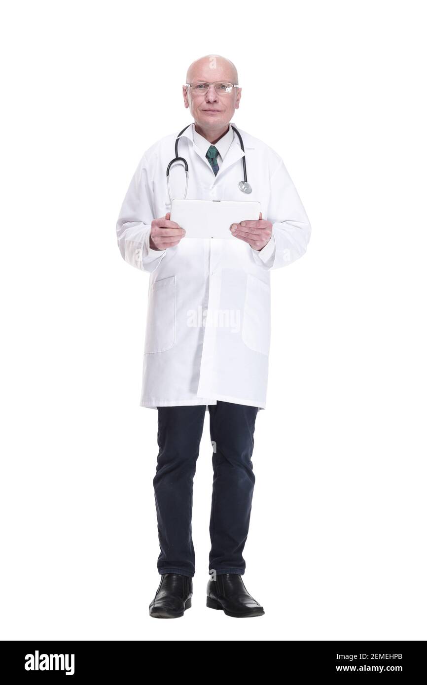 Leitender Arzt mit einer digitalen Tablette. Isoliert auf weißem Hintergrund. Stockfoto