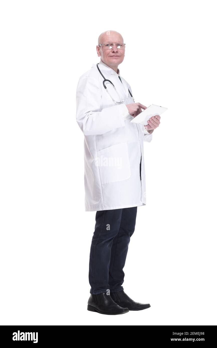 Aufmerksamer Arzt mit einem digitalen Tablet, das Sie anschaut. Stockfoto