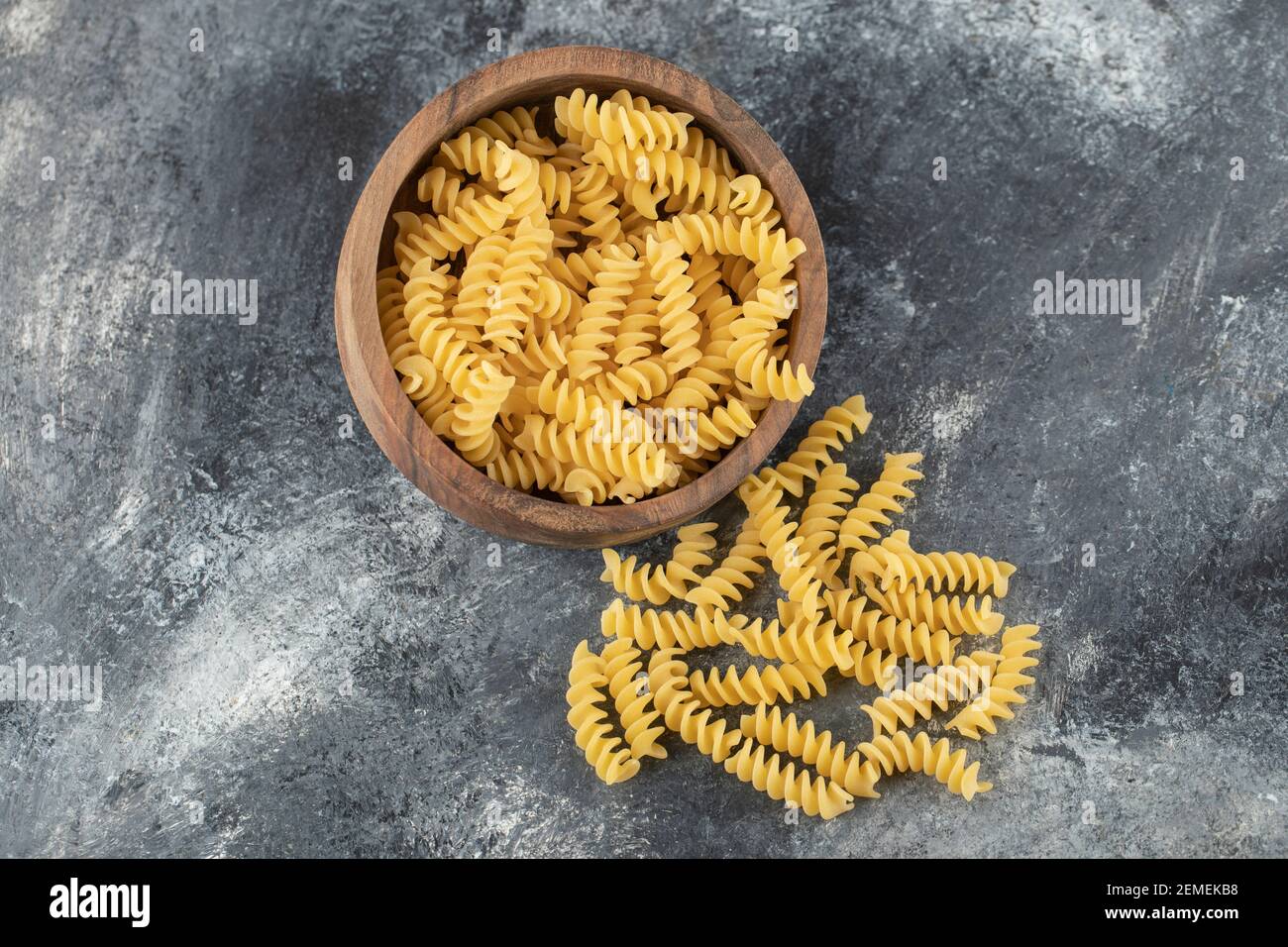 Rohe trockene Fusilli Pasta als Hintergrund Stockfoto