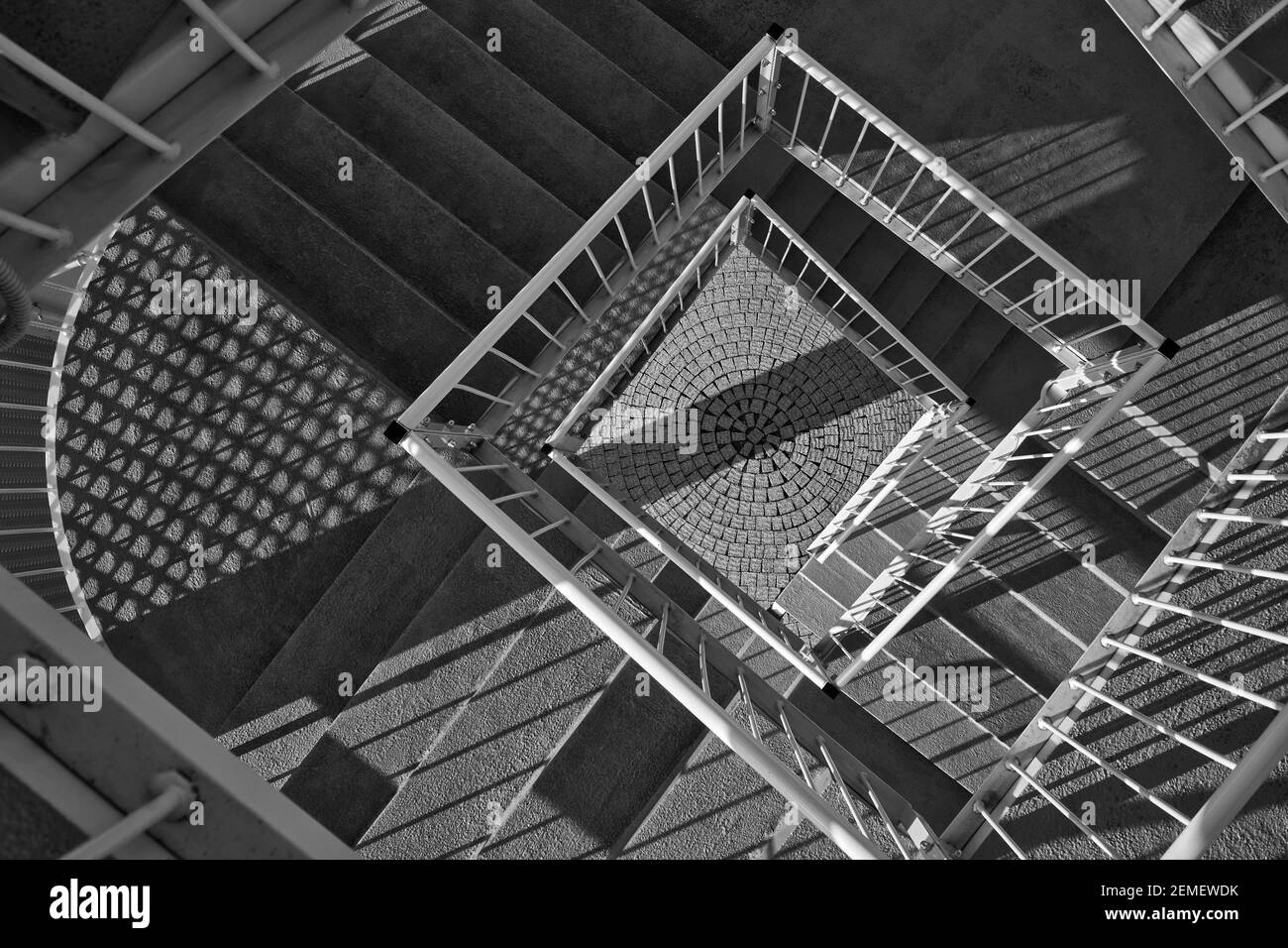 Spiralförmige, symmetrische Ansicht der Aussichtsturm Treppe; Schwarz-Weiß-Foto. Stockfoto